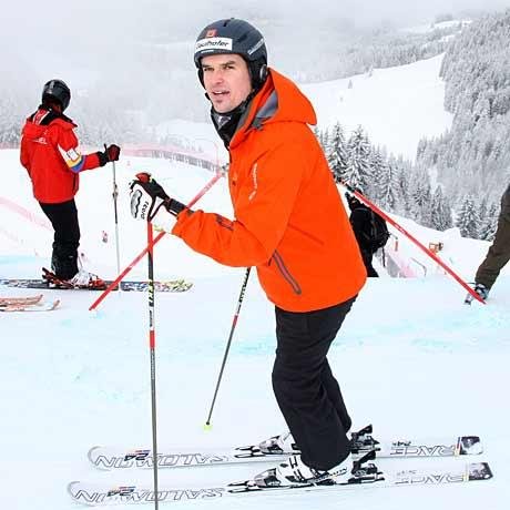 Fotografía de Matthias Langinger preparandose para bajar esquiando una pista