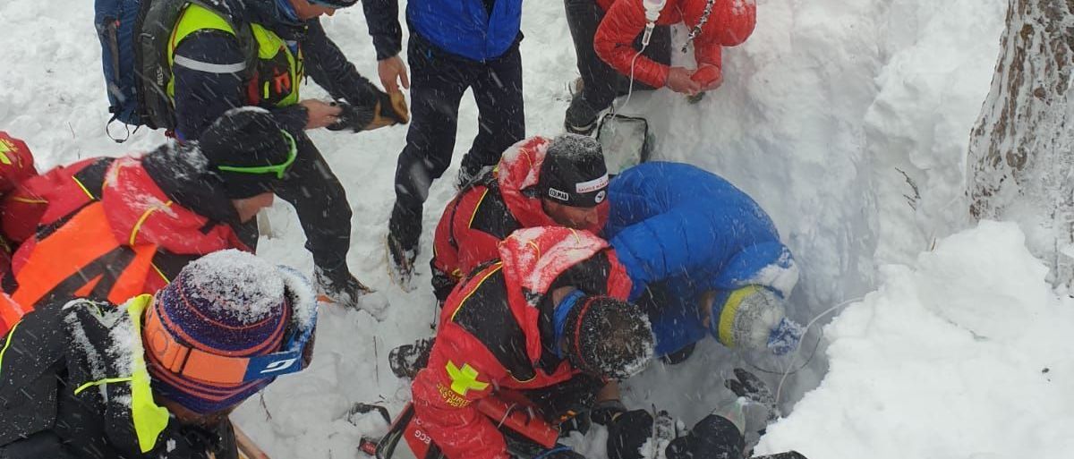 Con el sistema Wolfhound sacan vivo a un hombre enterrado en la nieve durante casi 3 horas