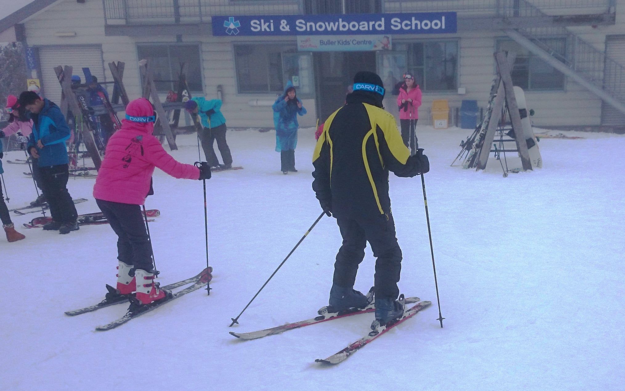 esquiadores con las fijaciones al revés