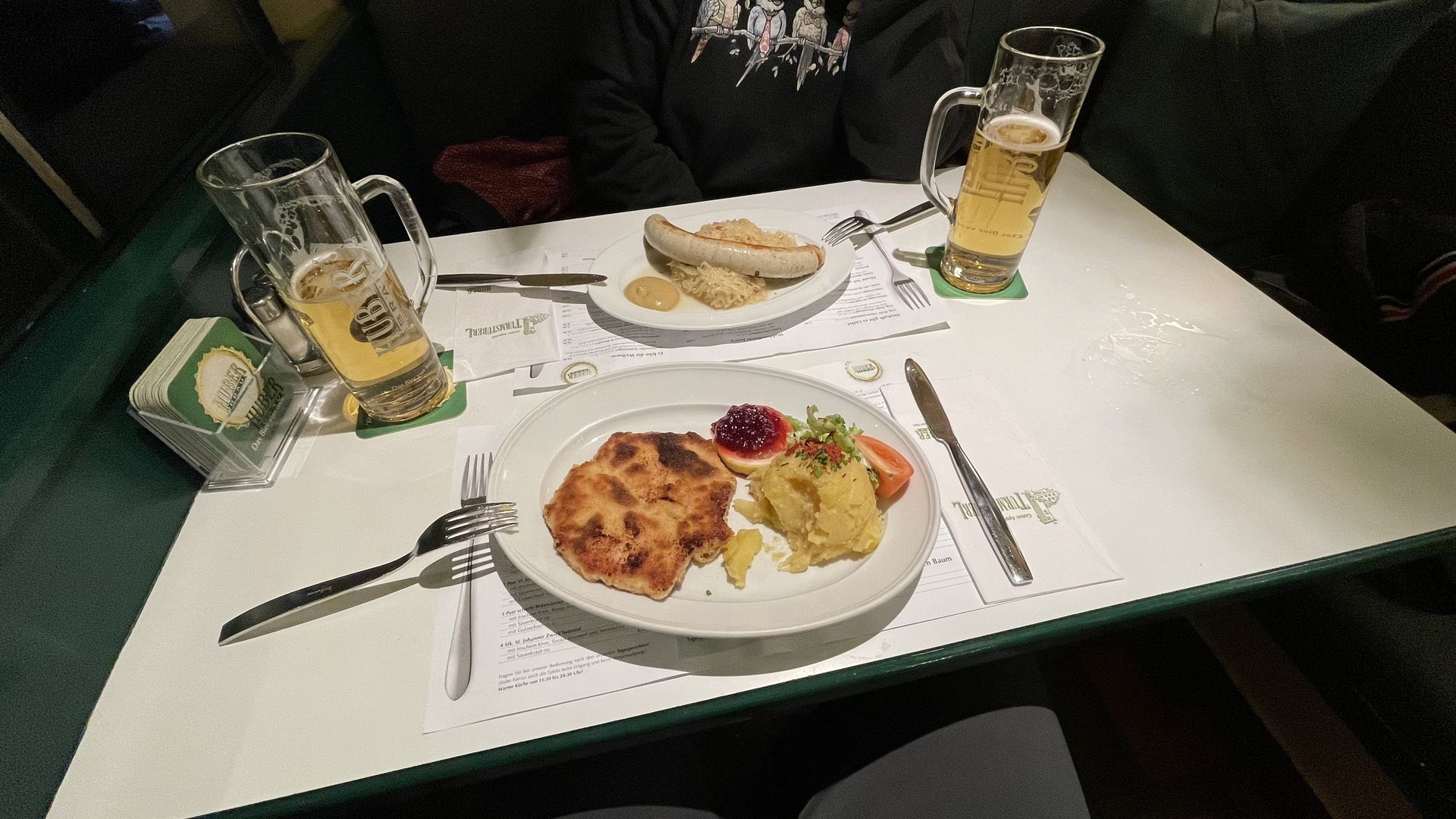^^Los típicos Wiener Schnitzel y Bratwurst.