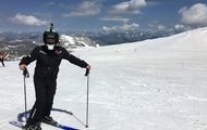 Un motorista esquiando en el Stelvio