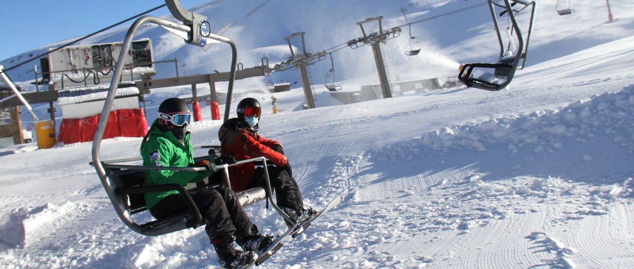 Sierra Nevada abre su temporada de forma especial con los primeros esquiadores