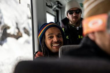 El snowboarder David Djite pasa de lo oscuro a la reflexión en su nuevo trabajo