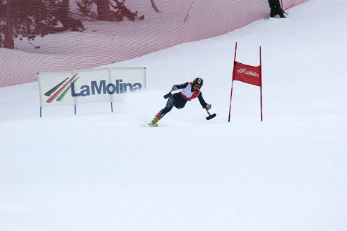 Fotografía de esquiador de la categoría de pié amputado de la pierna izquierda en el descenso