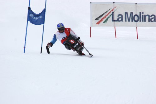 Fotografía de esquiador de la categoría sentados en descenso