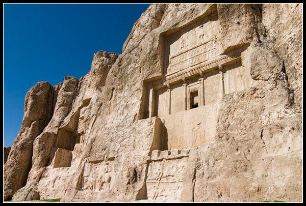 Tumbas de los reyes aqueménidas en Naqsh-e-Rostam (Dario I, Jerjes I, Artajerjes I y Darío II). Foto de Sonic 