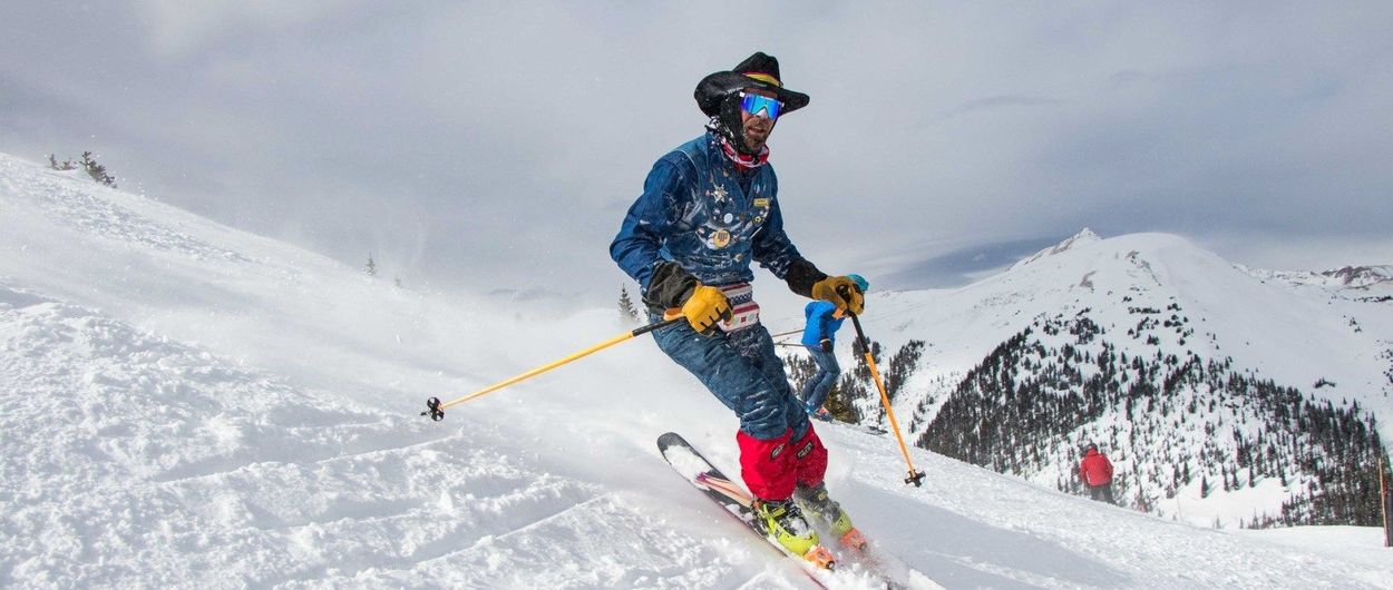 Récord mundial de esquiadores en tejanos... o quizás no