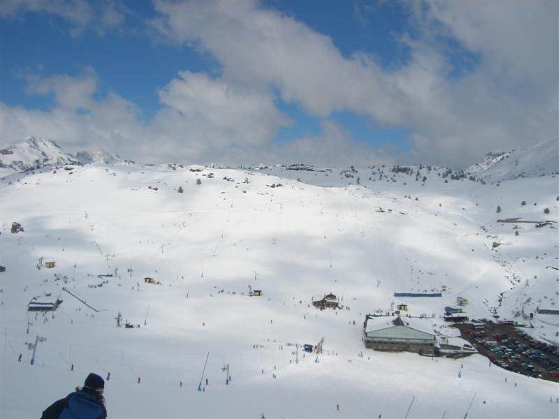 https://www.nevasport.com/fotos/290309/263817-Candanchu-un-dia-de-nieve-polvo-a-finales-de-marzo.jpg