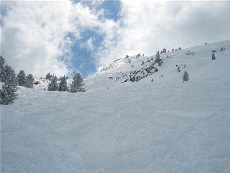 https://www.nevasport.com/fotos/290309/263818-Candanchu-un-dia-de-nieve-polvo-a-finales-de-marzo.jpg