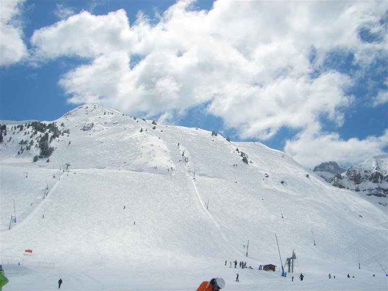 https://www.nevasport.com/fotos/290309/263821-Candanchu-un-dia-de-nieve-polvo-a-finales-de-marzo.jpg