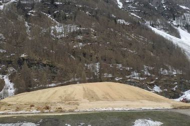 Bessans almacena nieve para crear una pista de esquí de 2,5 km en otoño