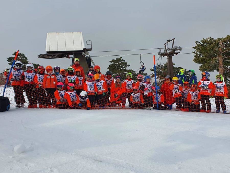 Escolares y clubes en la estación de esquí de Navacerrada