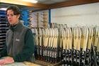 Consum revisa el material de esquí que venden tiendas y estaciones