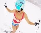 Julia Mancuso esquiando en bañador
