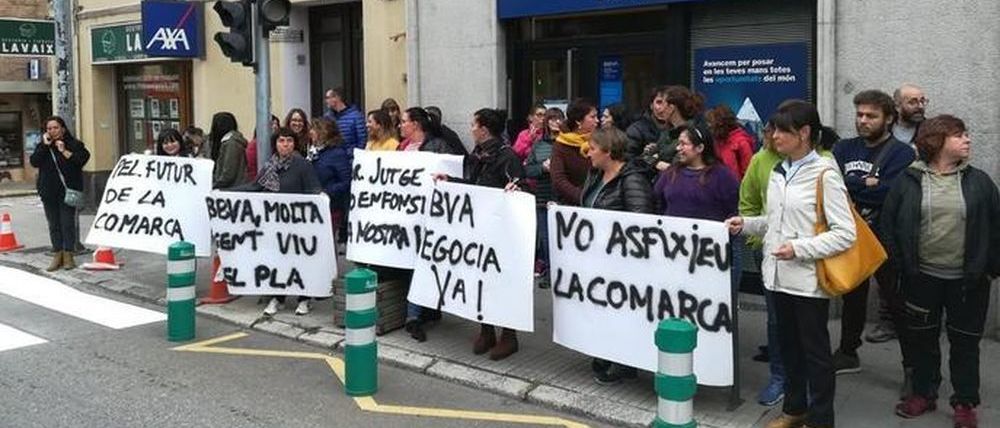 Protestas en el BBVA para desbloquear la venta de tres hoteles de Boí Taull