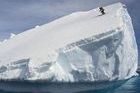 El primer hombre que esquía en un iceberg