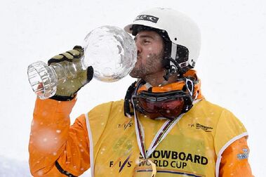 Lucas Eguibar hace historia llevándose la Copa del Mundo de Snowboardcross