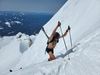 Sube y baja esquiando medio desnudo el monte más alto de Oregón