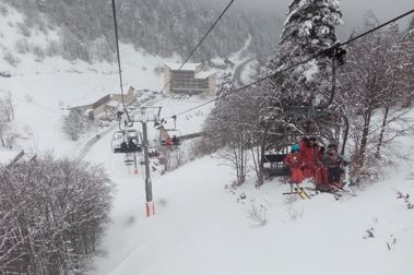 Se acabó más nieve artificial en las estaciones de esquí de Drôme (Francia)
