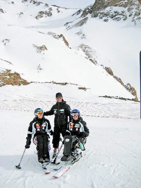 Fotografía de las esquiadoras Teresa Silva e Irene Villa, junto con su entrenador, Martín Oltra