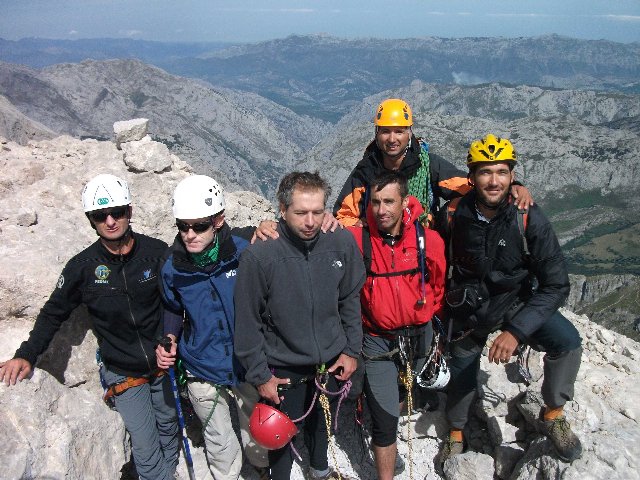 Fotografía del grupo en la cima del picu urriellu