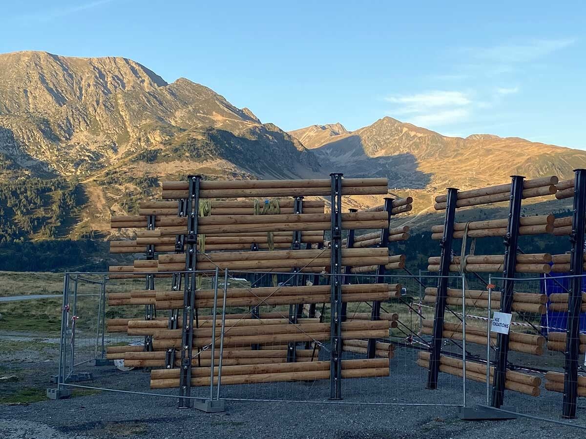 Estructuras o barreras antialudes a la espera de ser instaladas en la Coma d'en Garcia (Foto: IST).