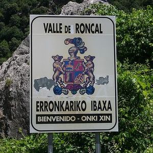 Cartel de entrada al Valle del Roncal