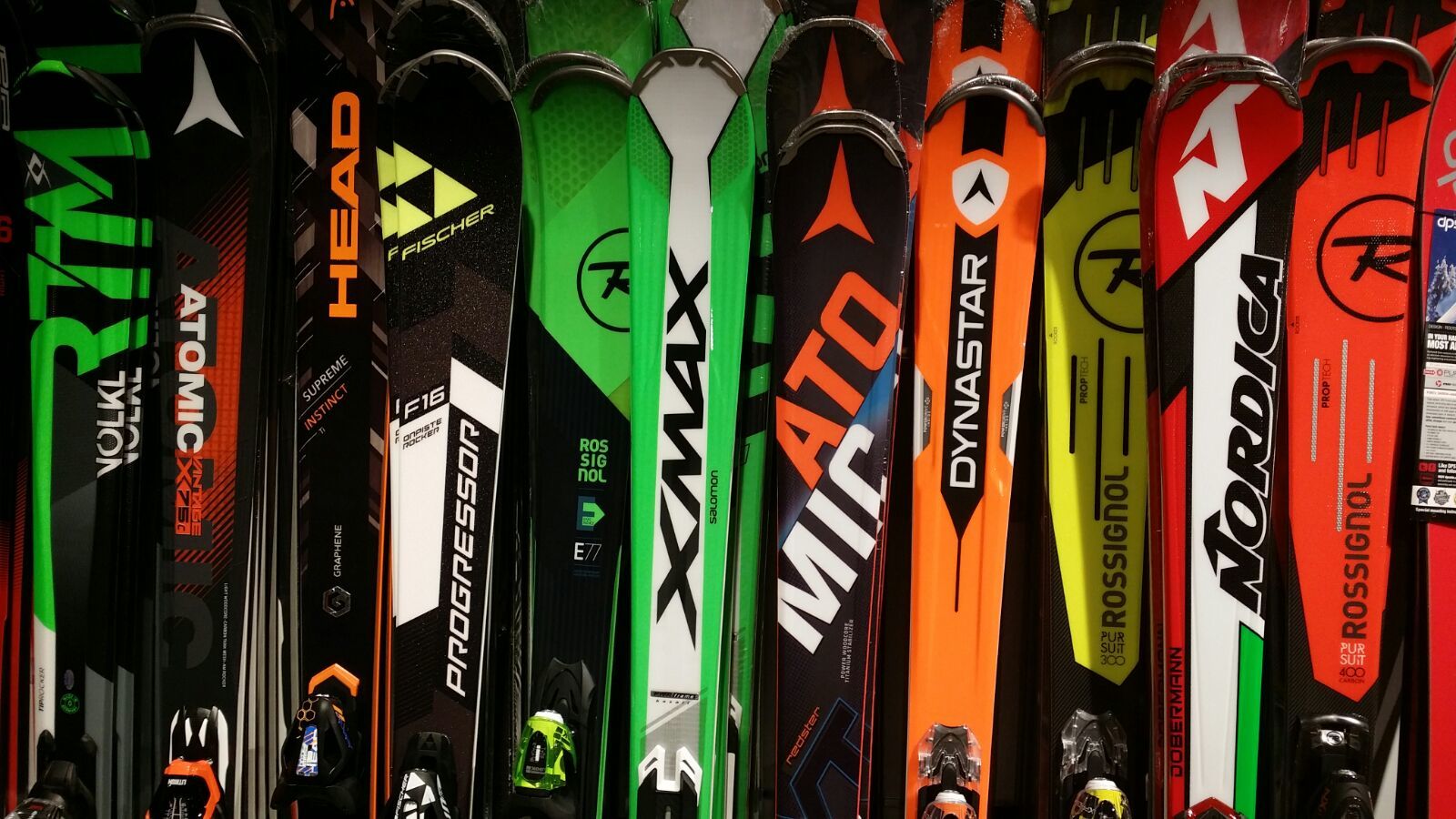 ¿Por qué ese diseño de un patrocinado equipo de F1 en los esquís?