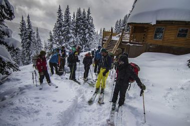 Los peligros del esquí de montaña cuando se están montando las estaciones