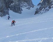 ¿Cómo esquís, fijaciones y botas afecta nuestra seguridad en la montaña?