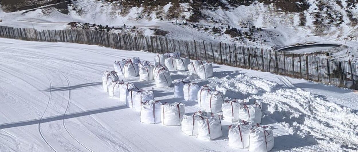 Sacos de nieve arreglan algunas pistas de esquí en Grandvalira