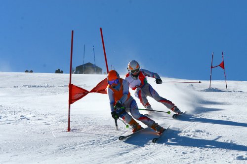 Fotografía de esquiador ciego con su guía en un descenso