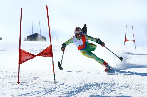 Fotografía de esquiador de la categoría de pie amputado de la pierna izquierda en un descenso