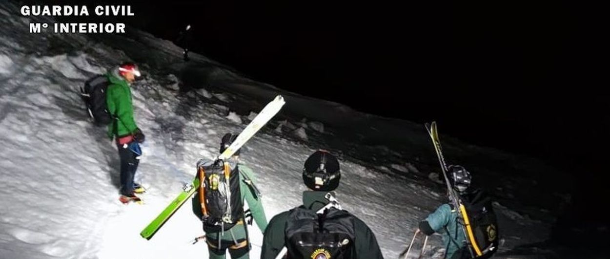 Agentes del GREIM caminan seis horas para rescatar una esquiadora de montaña
