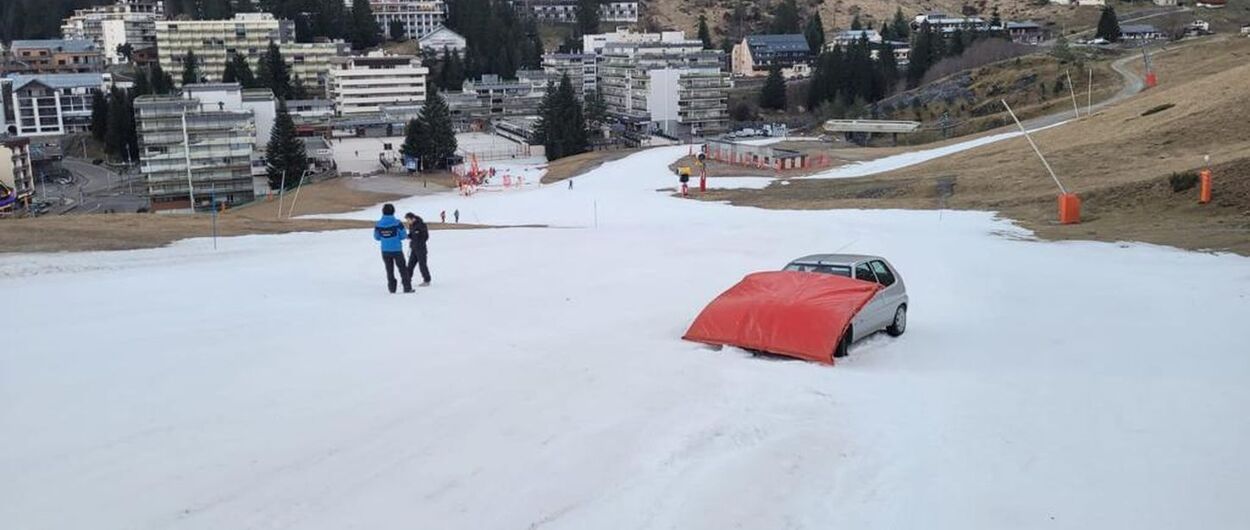 Abandonan un coche en una de las pistas de esquí de Gourette