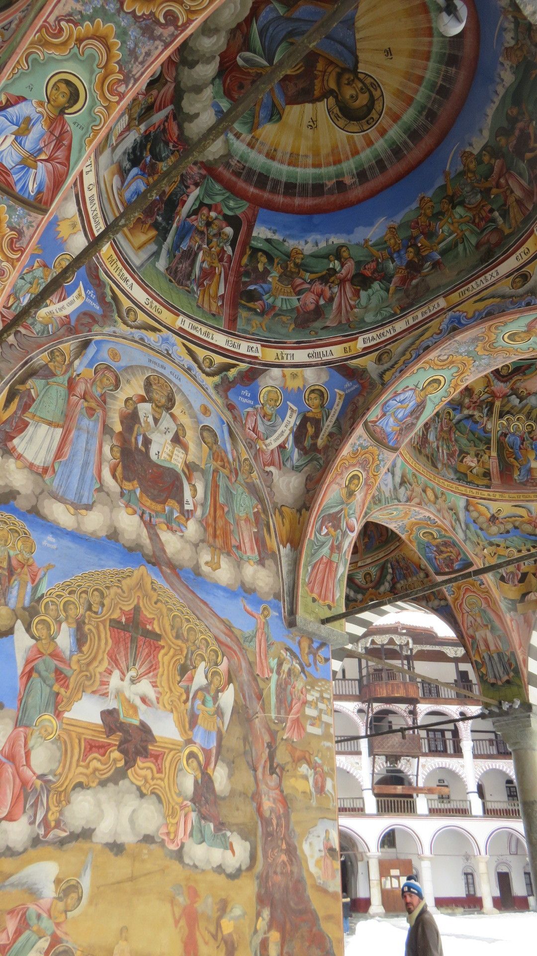 La profusión de frescos, no queda un trocito de pared sin pintar, delata las raíces bizantinas. 