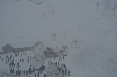 Las pistas de esquí de Sierra Nevada cierran por tercer día consecutivo pero nieva mucho