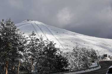 20 personas se manifiestan contra la estación de esquí de Navacerrada