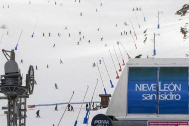 Los esquiadores de León a la espera de las medidas COVID más que de la  nieve