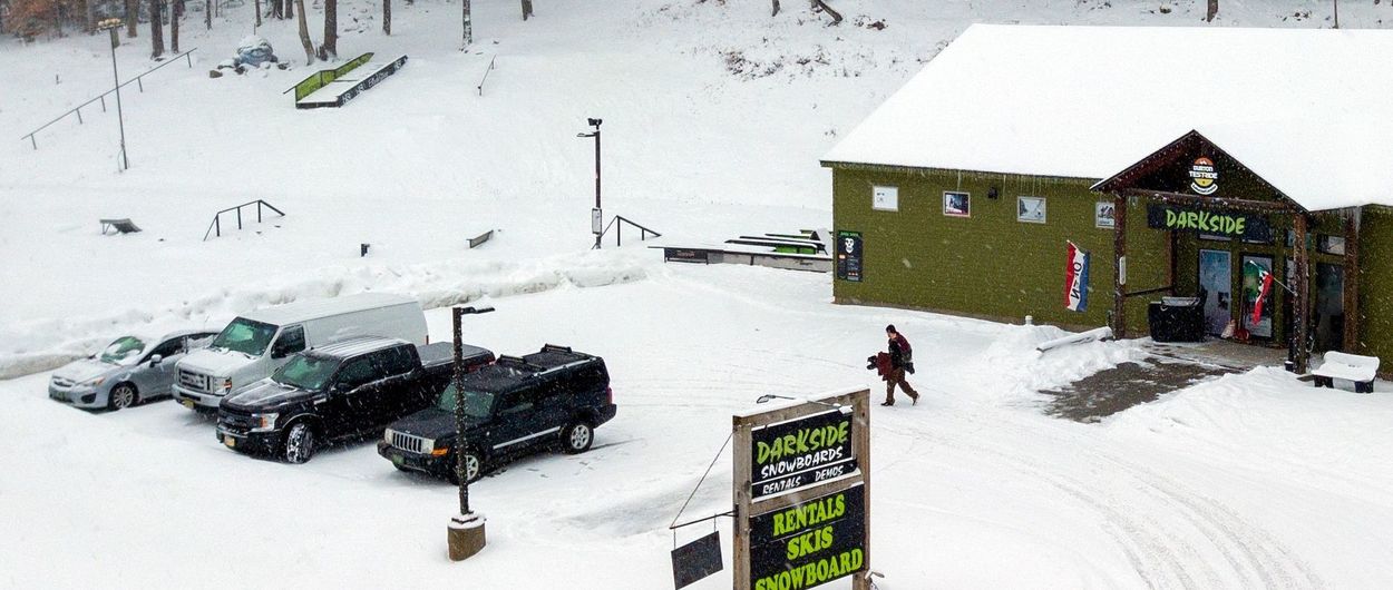 Nace una muy miniestación de esquí pegada a una tienda de snowboard