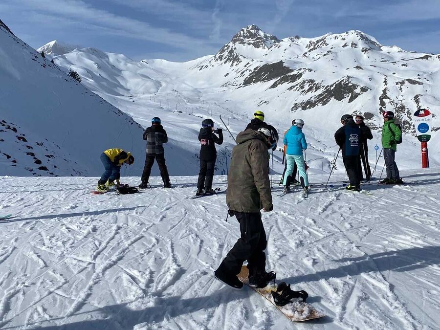 Esquiadores en la confluencia de Sextas con Izas (Foto: IST).