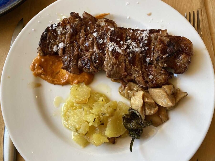 Las carnes a la brasa, la especialidad del vall de Tena. Restaurante Asador Montañés de Formigal  (Foto: IST).