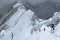 El grupo militar de alta montaña de Jaca, ya ha alcanzado los 7500m. en el Makalu