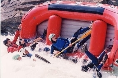 Rafting en aguas bravas en Jaca en el Pirineo con Pirineosur