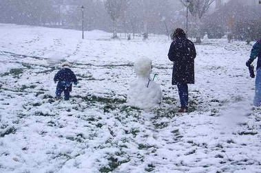 Muñecos de nieve en los parques de Jaca