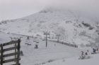 La primera nevada lleva a centenares de esquiadores a Pajares, San Isidro y Leitariegos