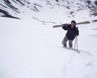 Al Pico de Mala Cara con los esquís a cuestas