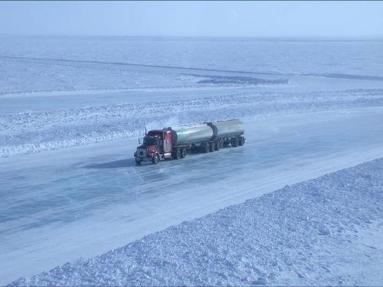 Camion en carretera helada
