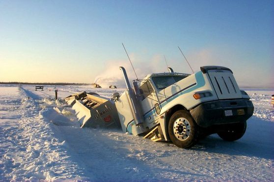 Camion enterrado en la nieve