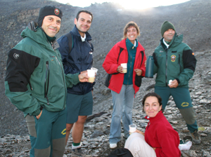 Miembros de la Guardia Civil de Montaña ofreciendo café a los asistentes